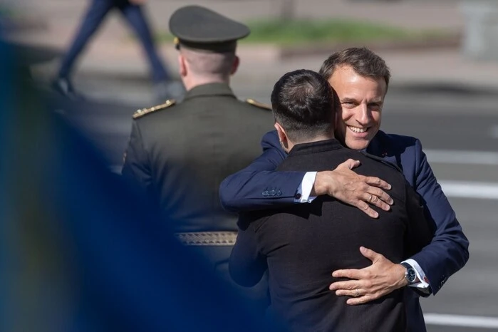 Macron küsste Selenskyj am Ende seines Besuchs in Kiew
