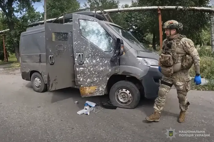 У Покровську під час евакуації важкопоранених «Білий янгол» потрапив під удар РФ (відео)