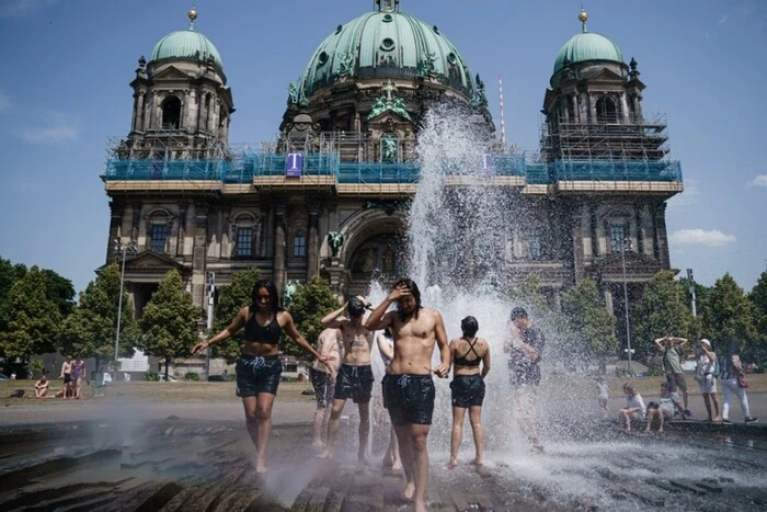 Rotes Sicherheitsniveau und Arbeitsverbot. Extreme Hitze plagt den Süden Europas