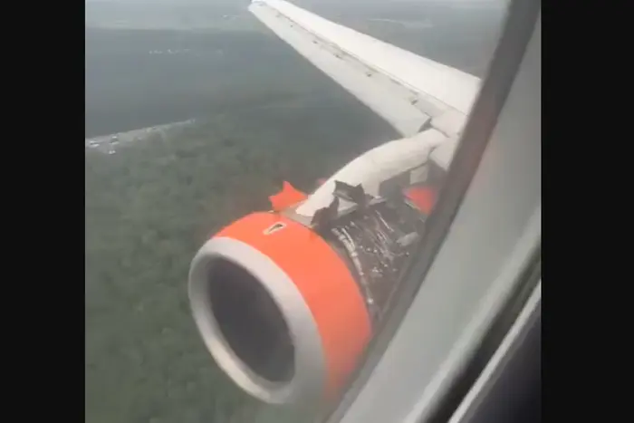У российского самолета во время полета оторвалась обшивка двигателя (видео)