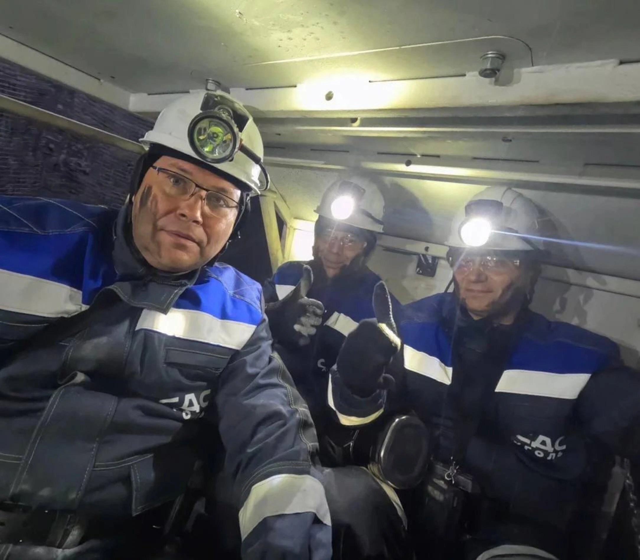 Soziale Netzwerke verspotteten den russischen Beamten wegen des Kohle-Make-ups