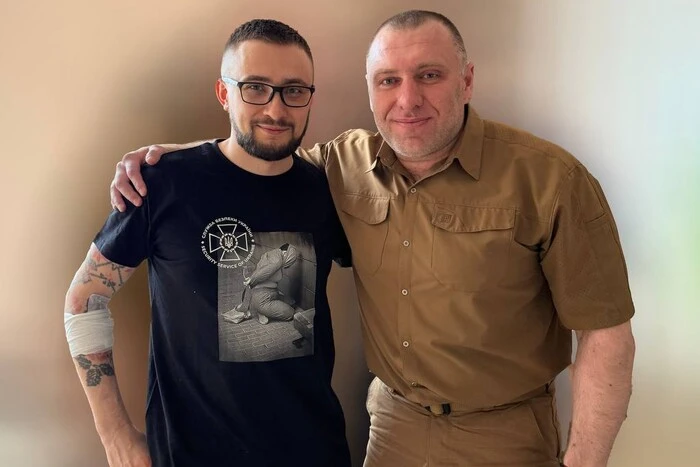 Sternenko posierte in einem originalen T-Shirt mit dem Leiter des SBU