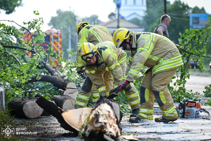 Rettungskräfte zeigen die Folgen des Unwetters in der Ukraine (Fotos)