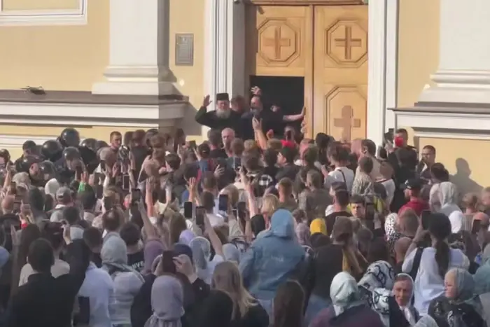 Двері храму проламано: що відбувається у Свято-Духівському Соборі у Чернівцях (відео)