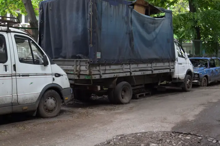 Ein Einwohner von Dnipro hat einen Autofriedhof zwischen Hochhäusern eingerichtet