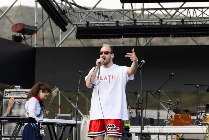 W Gruzji piosenkarz zorganizował performance z flagą RF. Moskwa oburzyła się i wszczęła śledztwo