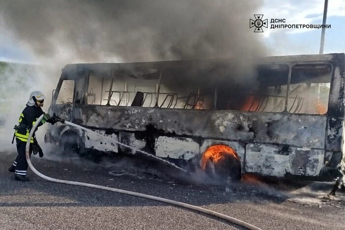 На Дніпропетровщині під час руху загорівся пасажирський автобус