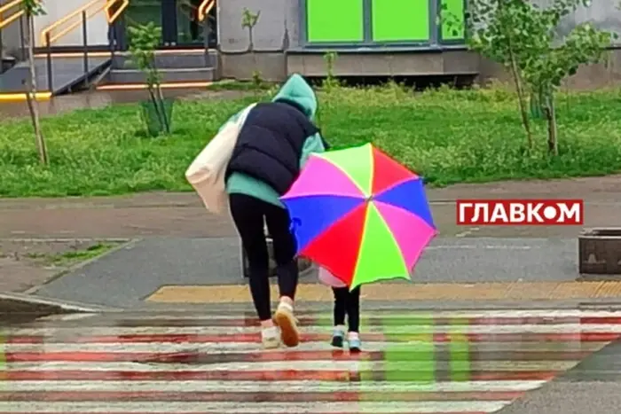 Thunderstorms, squalls and hail. Forecasters warn of bad weather in several regions