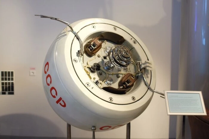 Космічний корабель падає на Землю