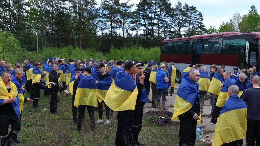 Unsere – zu Hause: 205 ukrainische Soldaten kehrten aus russischer Gefangenschaft zurück