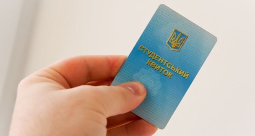 Группа студентов дискутирует на фоне класса