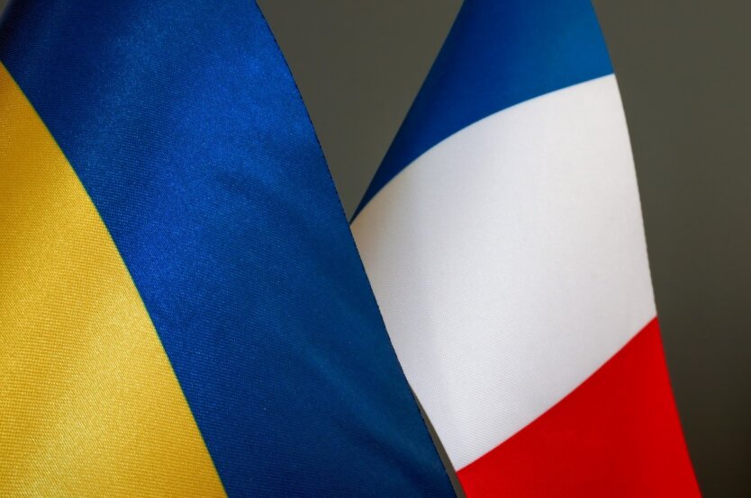 Розумна бомба французького виробництва на фоні прапора України