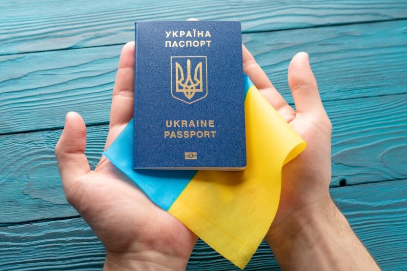 Прощайтеся с паспортами-книжками: украинцам придется обменять документы