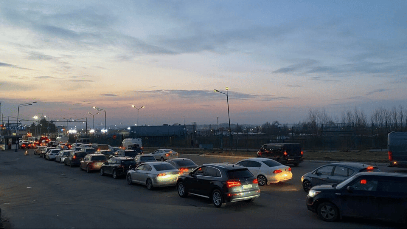Na przejściu granicznym utknęły dziesiątki samochodów - jakie są kolejki na granicy
