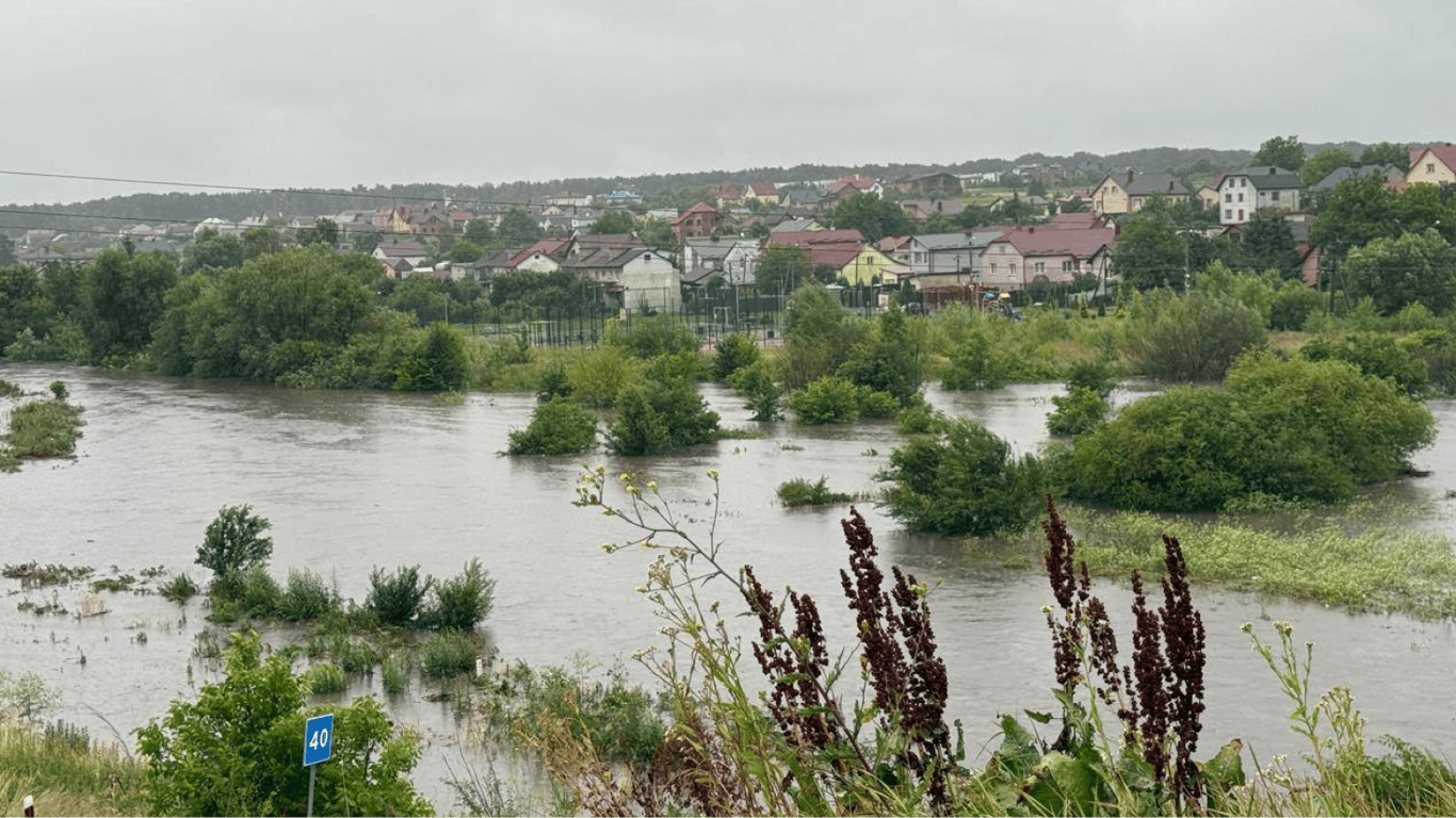 Lwów tonie przez silne opady deszczu — Sadowy zwrócił się do mieszkańców