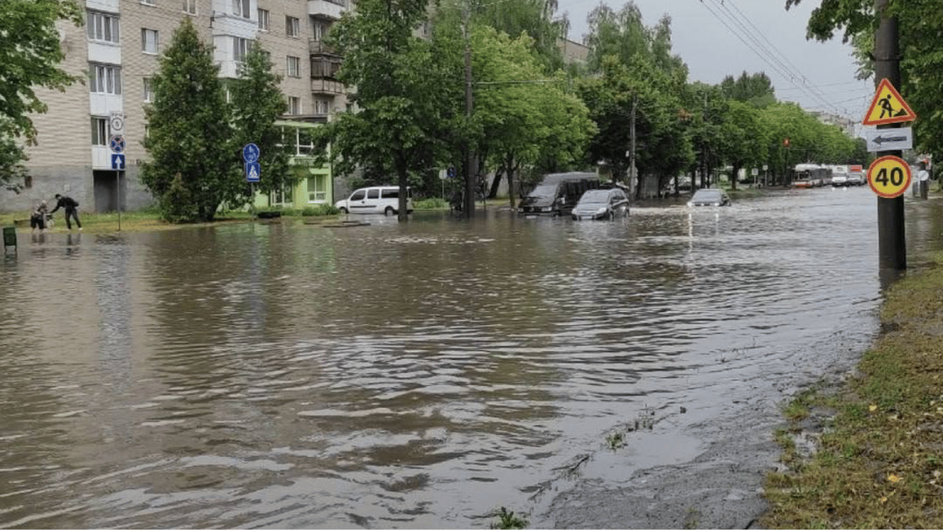 Луцк накрыла мощная ливень — синоптики объявили о небезопасности