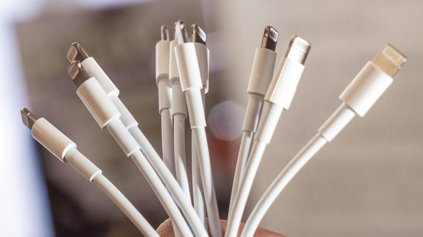 Ładowanie iPhone'a obcym kablem — jakie są tego zagrożenia