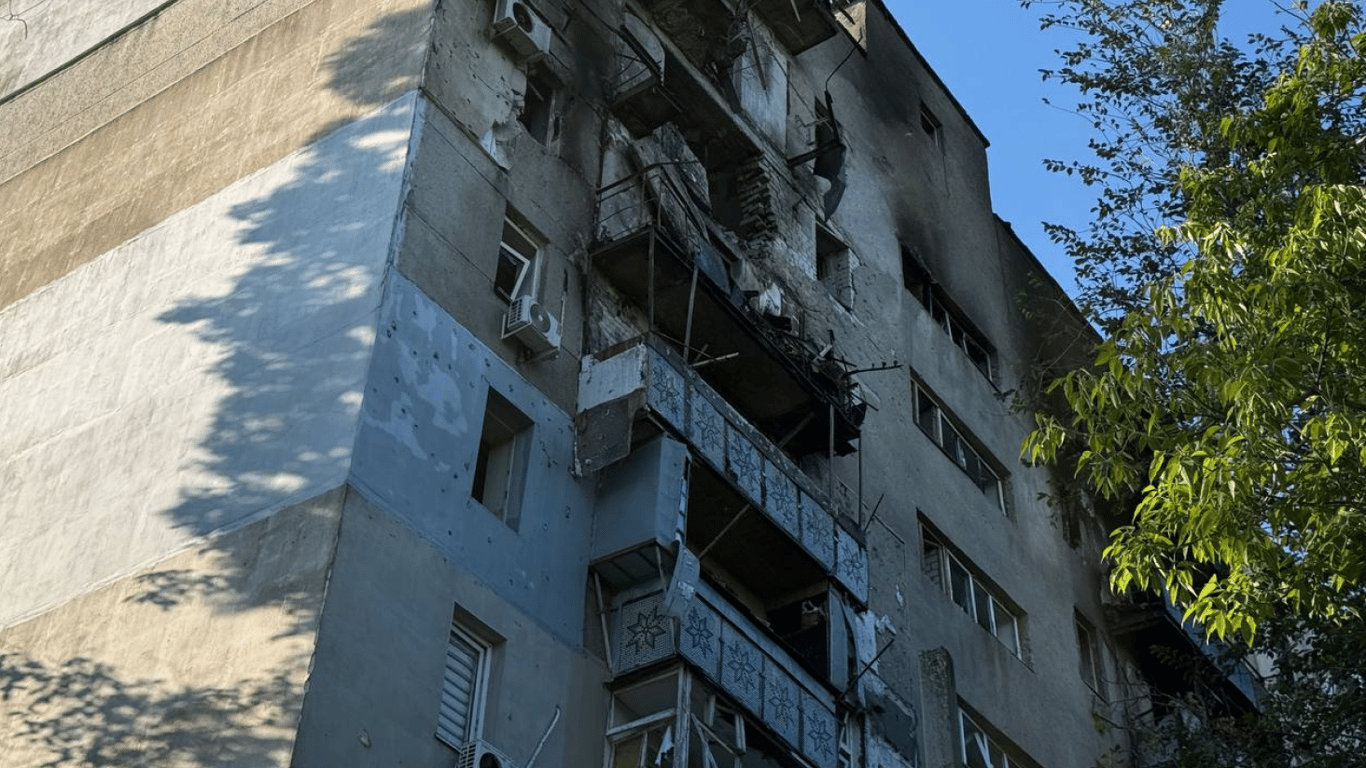 Dron uderzył w budynek w Odessie - zdjęcia skutków ataku z rana