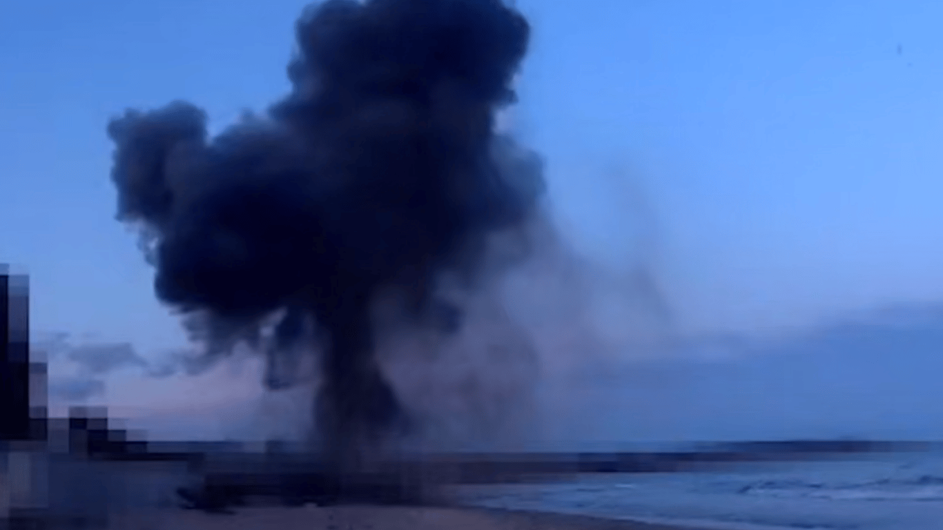 На одесском побережье уничтожили морскую мину — видео взрыва